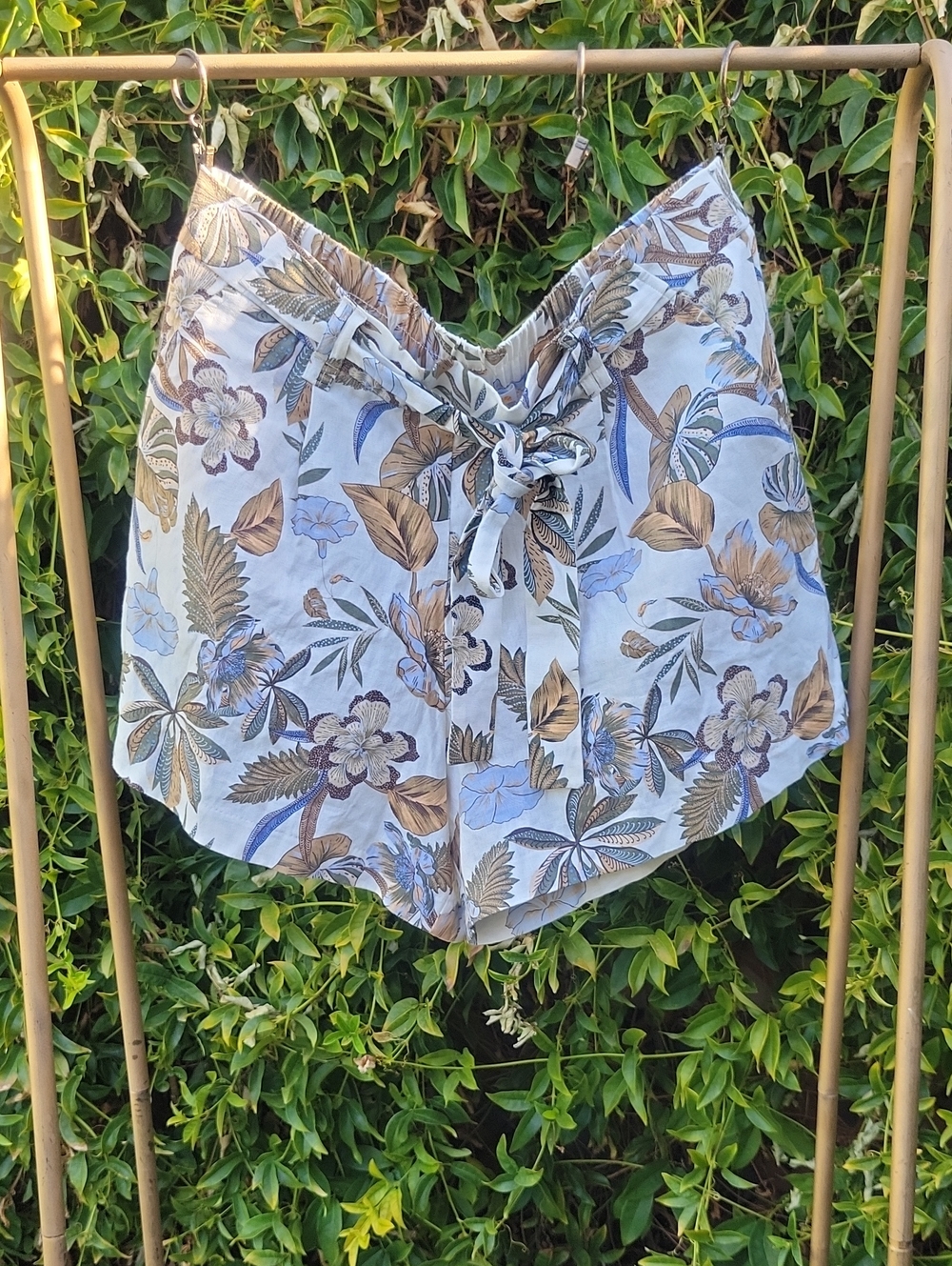 C&C California Floral Tie-Front High Waist Shorts - Blue & Brown on Cream 14